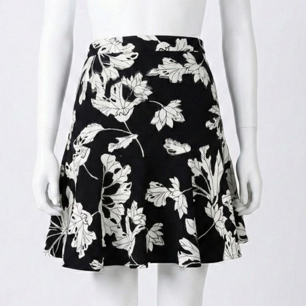 Banana Republic Size 8 Black White Leaf Print Fluted Midi Skirt Career Workwear